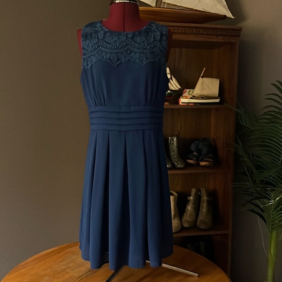 Ladies dress - Picture 1 of 4